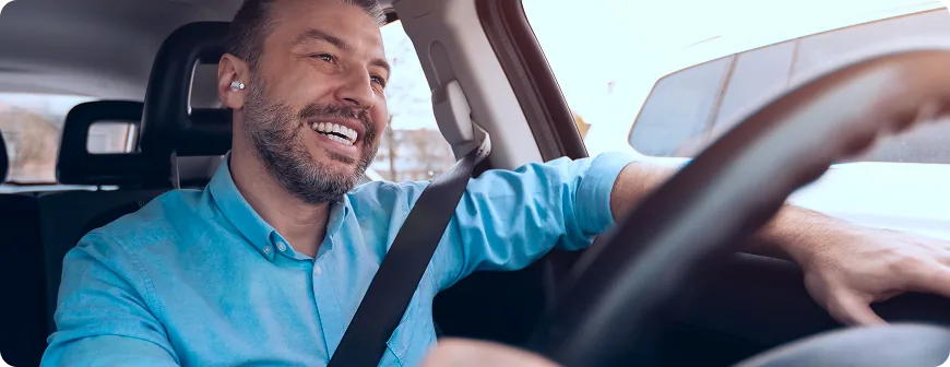 Motorista feliz dirigindo