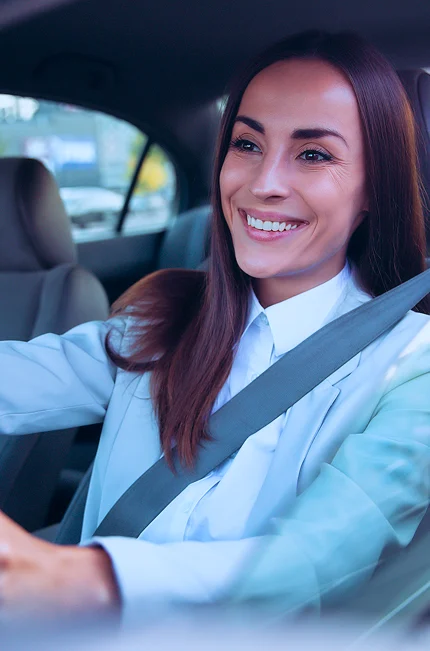 Motorista sorrindo ao volante